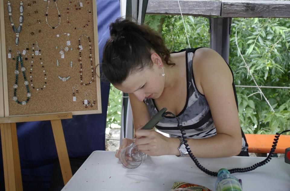 Anja Hofstätter hat viele kunsthandwerkliche Talente, wie zum Beispiel die Glasgravur.